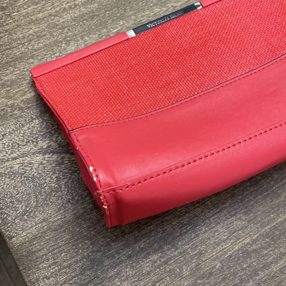 Victoria’s Secret clutch bank with clip to close - Picture 5 of 10